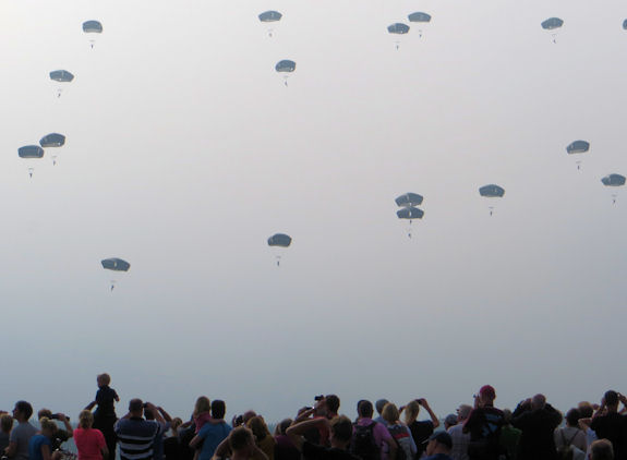 Parachutes over de Ginkelse Heide bew