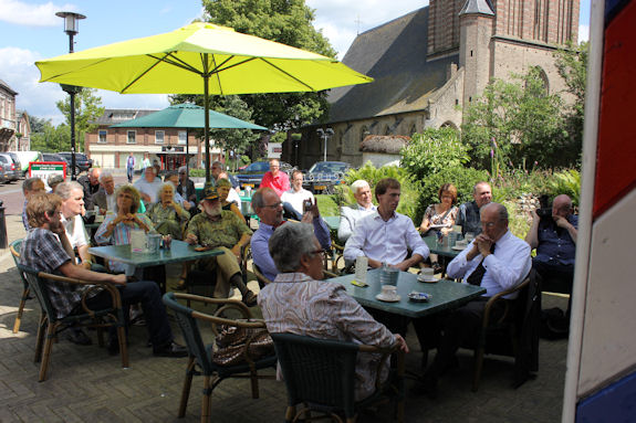 terras met gasten