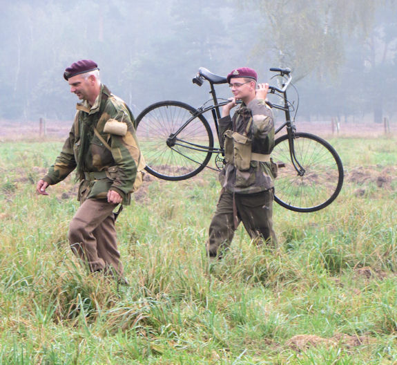 Parachutisten op de heidebew