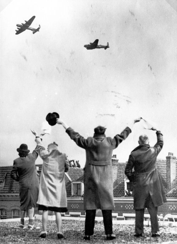 Lancasters boven Terbregge 575