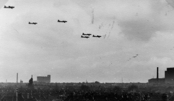 Manna vliegtuigen boven Terbregge 575