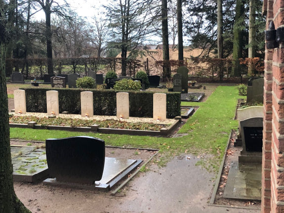 Lichtjes 2019 geallieerde graven vanaf schuur 575