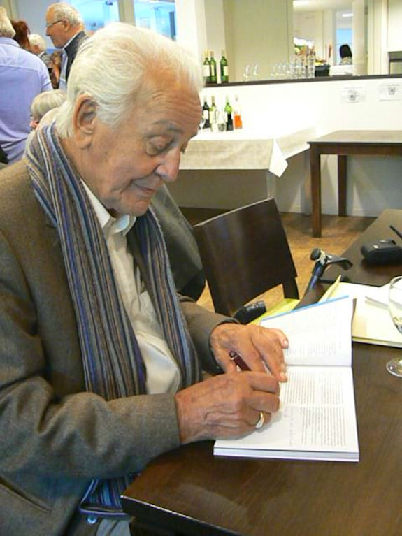 Peter molthoff signeert het boek 7