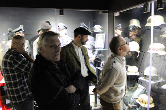 eyewitness museum kijken naar spullen