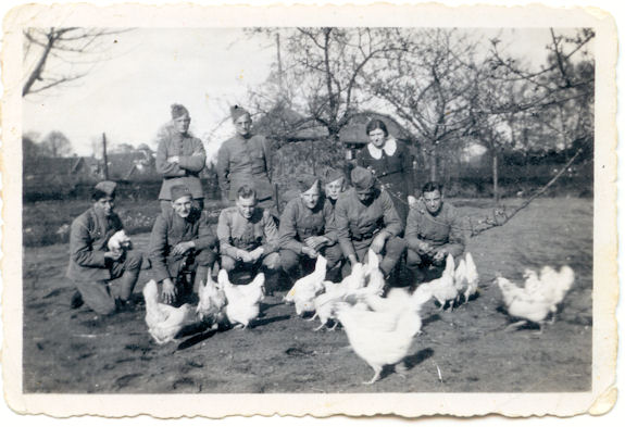 Nederlandse soldaten met kippen 575