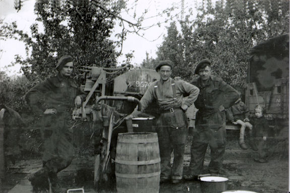 bruninkwerd 3 soldaten bij waterpomp 2