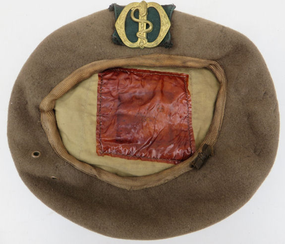 Engelse baret met geneeskundig embleem van Heek web