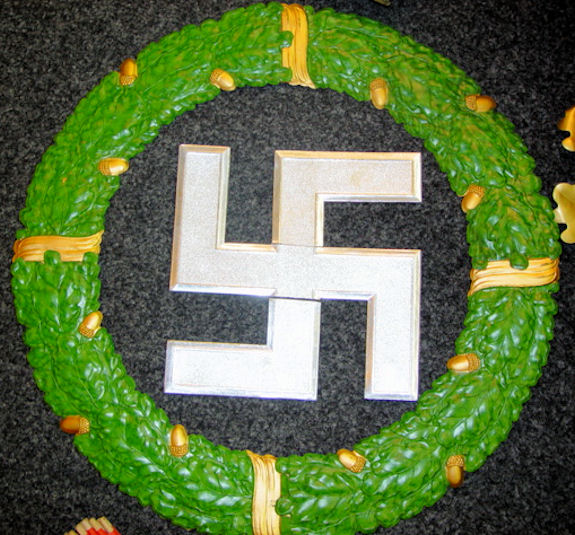 groen_eikenloof_met_swastika_bew