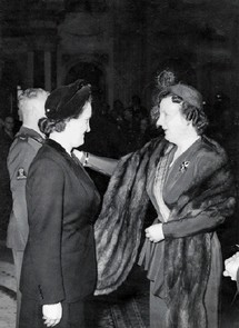 Jos_Mulder-Gemmeke_ontvangt_in_1951_de_Militaire_Willems-Orde_uit_handen_van_koningin_Juliana